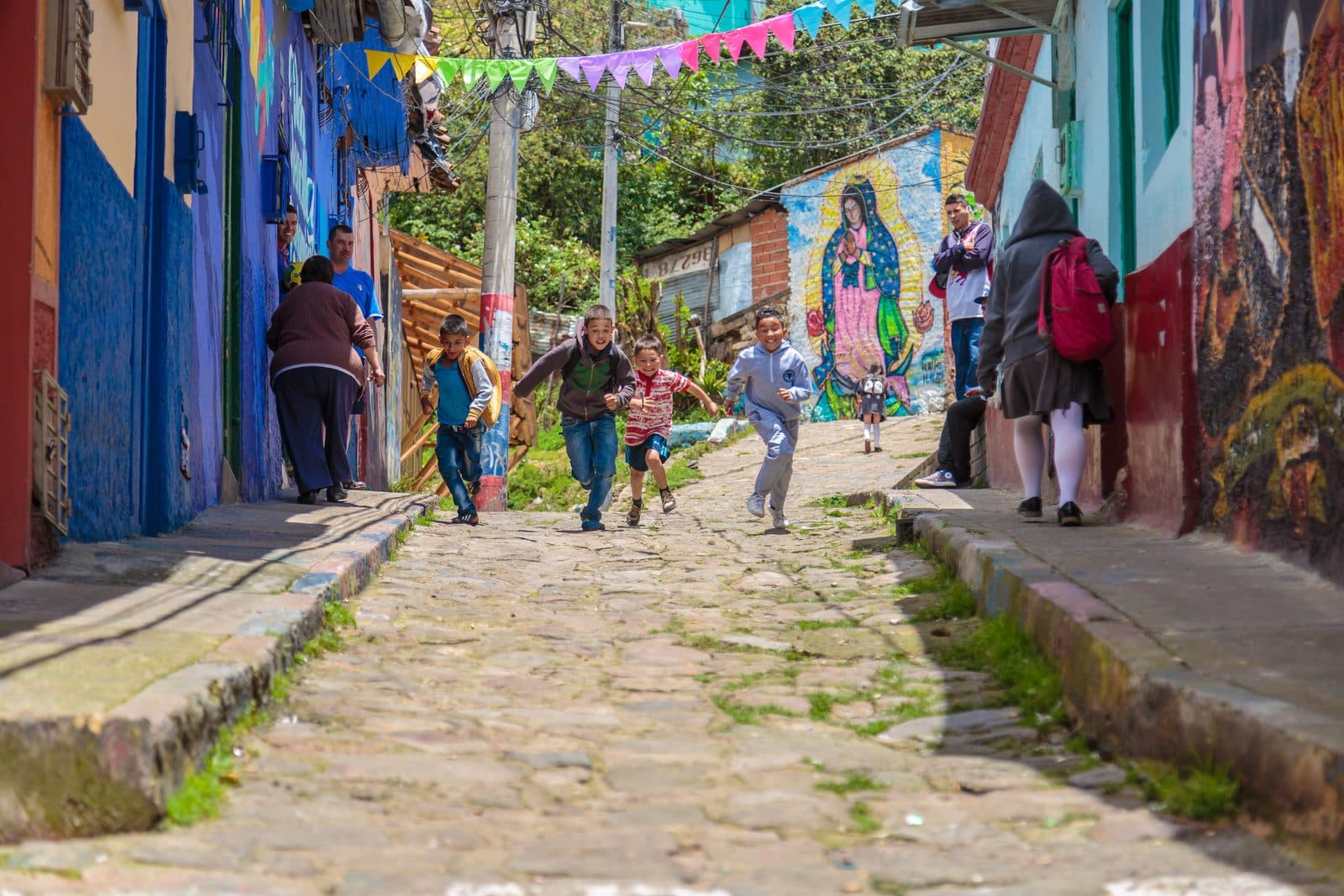 Fundación Buena Semilla — niños corriendo por las calles del Barrio Egipto