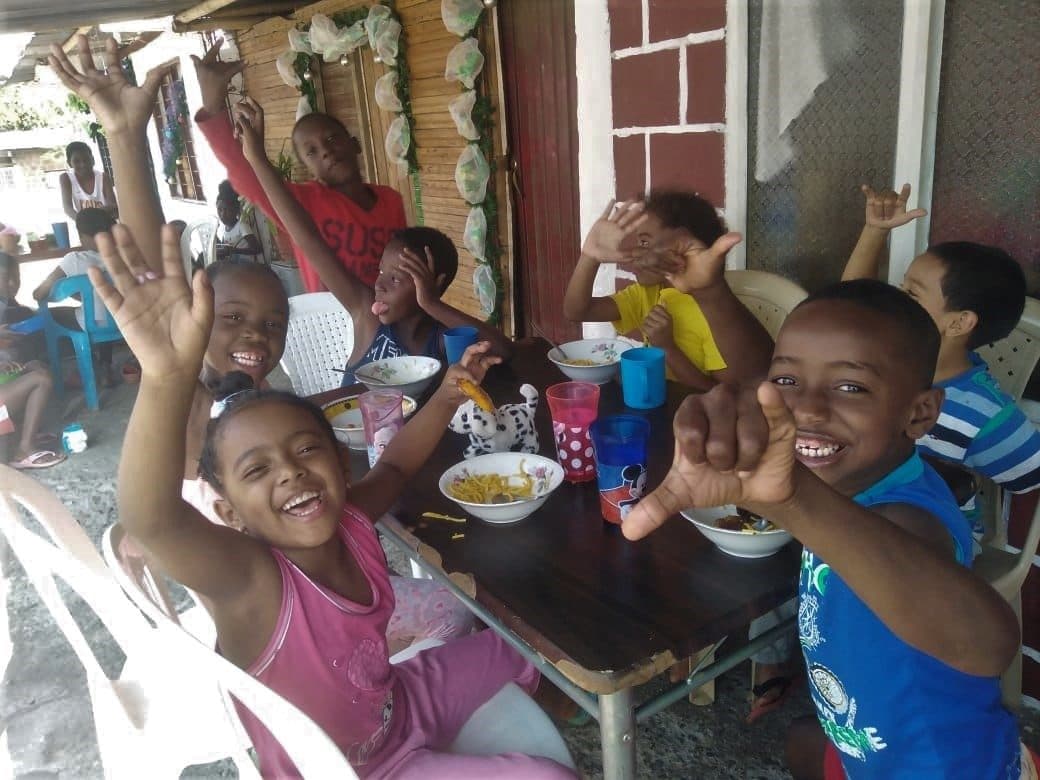 Fundación Buena Semilla — niños de Casa Río Nima saludando durante el almuerzo