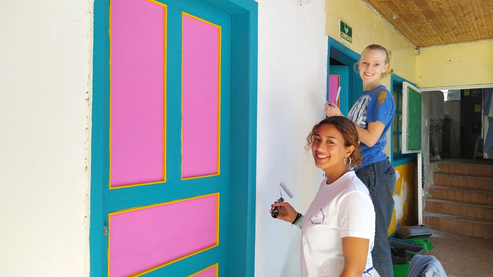 Voluntarias pintando las instalaciones de la Fundación Buena Semilla