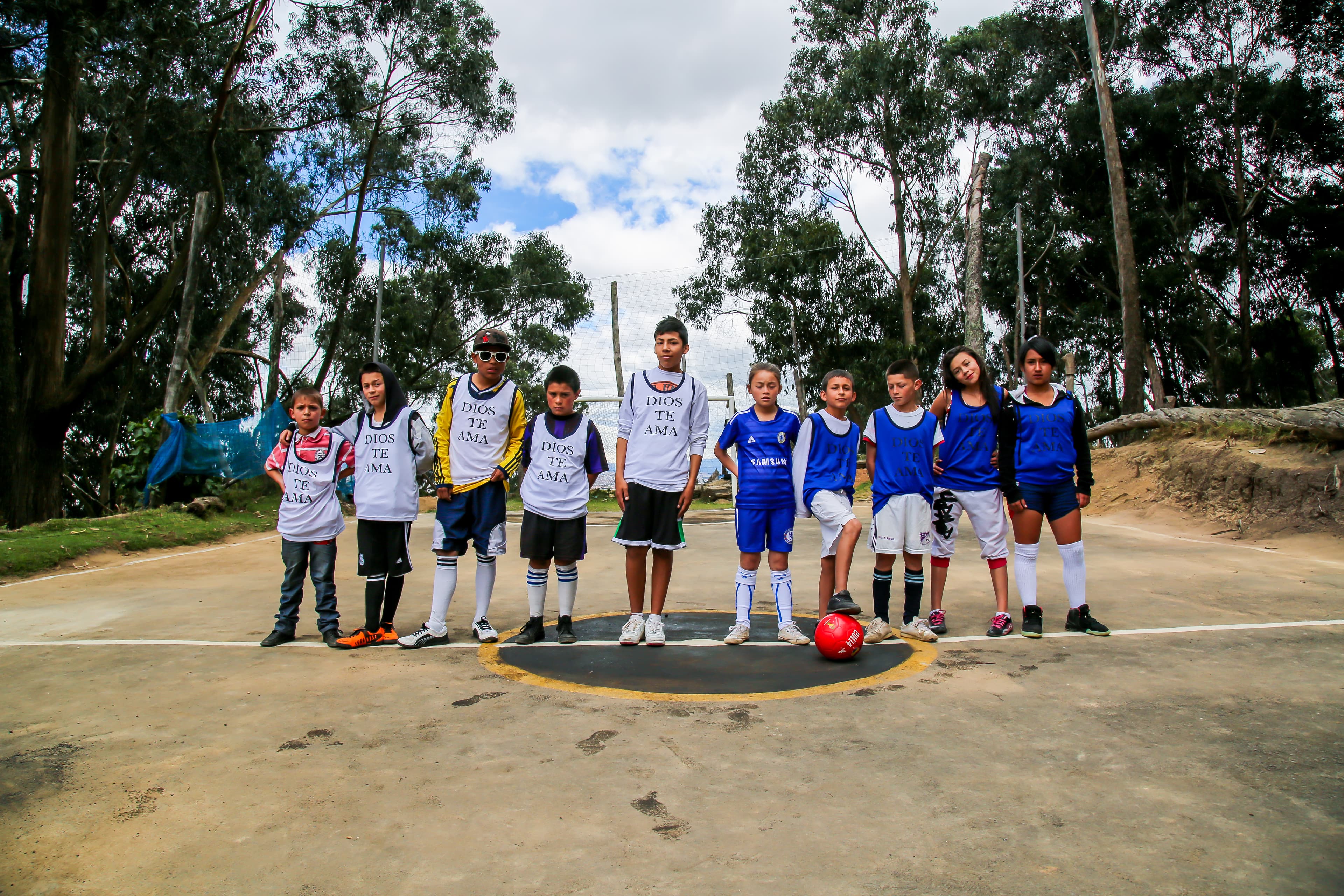 Fundación Buena Semilla — niños en la cancha deportiva del barrio