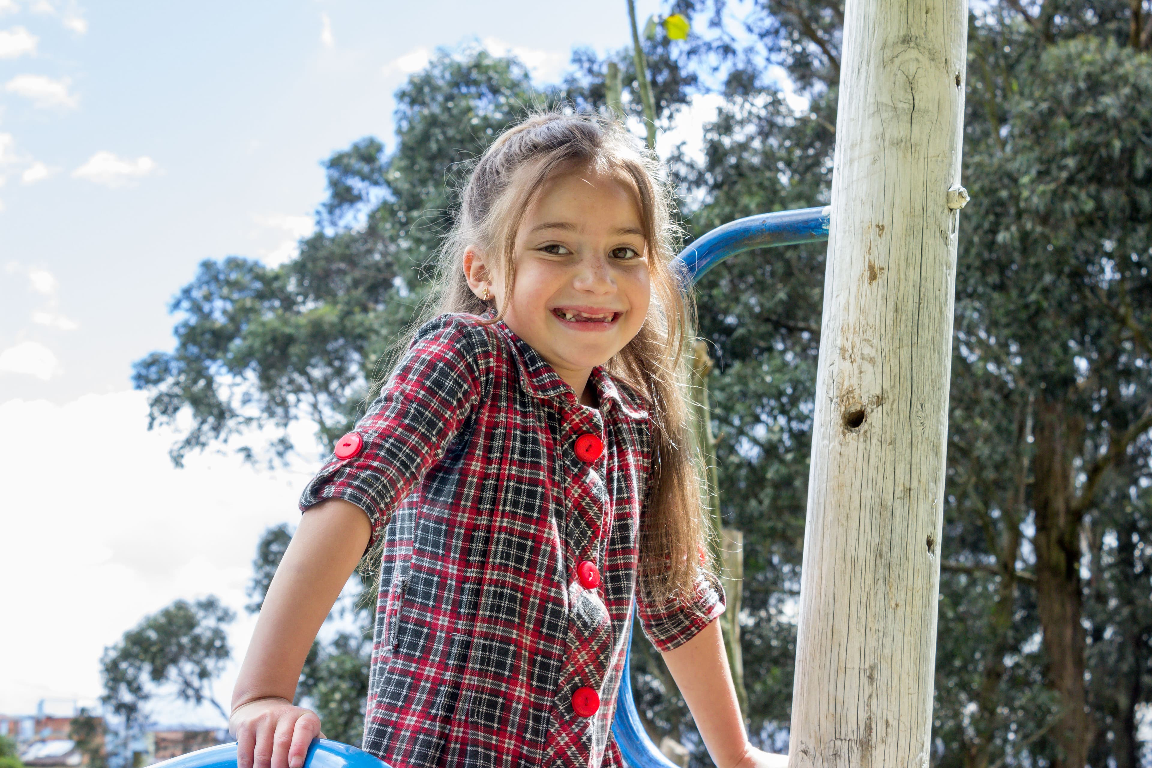 Fundación Buena Semilla — niña jugando en el parque del barrio