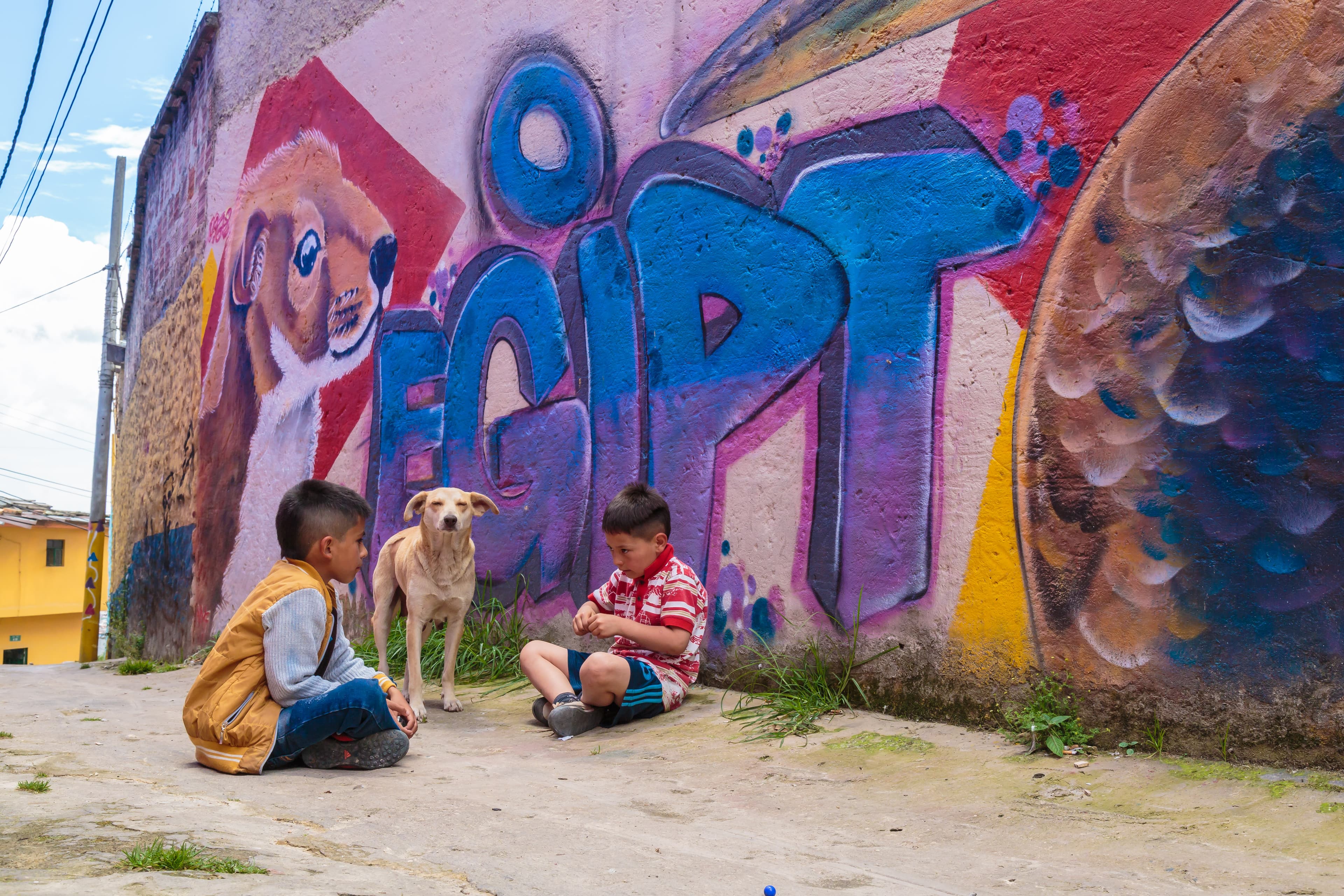 Niños del Barrio Egipto frente al mural — Fundación Buena Semilla