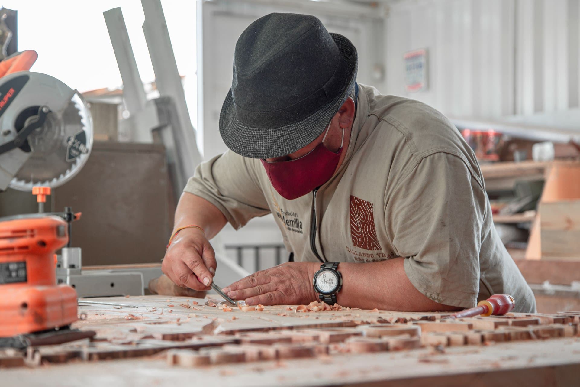 Hombre tallando madera en el taller Tallando Vidas